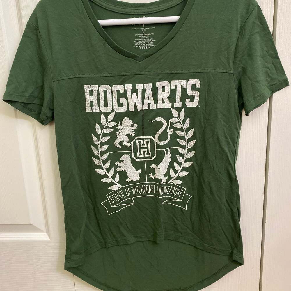 Harry Potter Hogwarts Crest V-Neck Graphic Women’s T-Shirt Green Size Large
